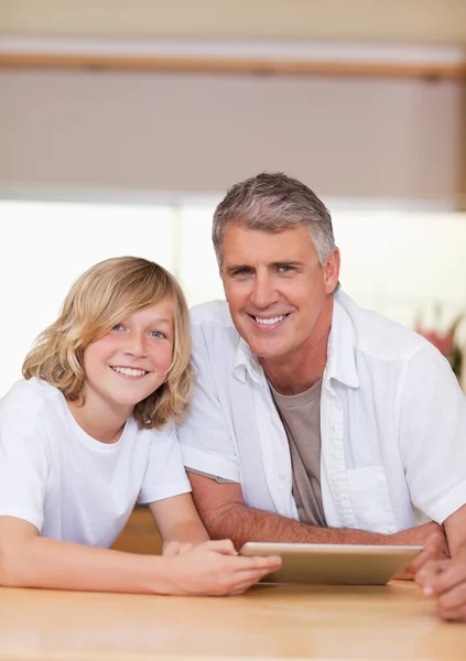 Man and his son using tablet — Stock Photo, Image