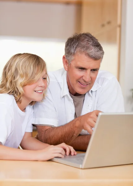 Vater und Sohn am Laptop — Stockfoto