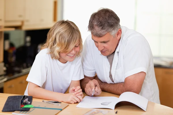 Otec pomáhá synovi s domácím úkolem — Stock fotografie