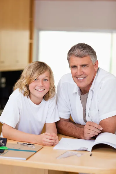 Батько і син роблять домашнє завдання — стокове фото