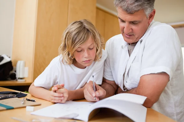 Jongen krijgt hulp met zijn huiswerk — Stockfoto