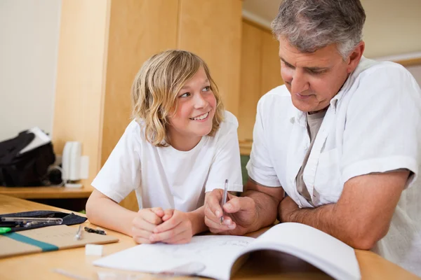 Хлопчик робить домашнє завдання з батьком — стокове фото