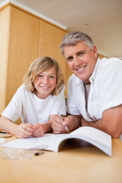 Αγόρι να πάρει βοήθεια με homework από πατέρα — Φωτογραφία Αρχείου