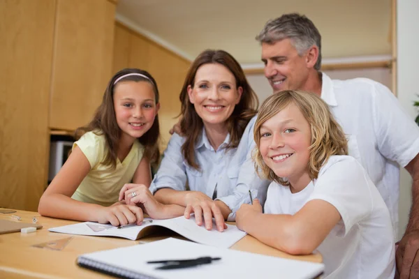 Ouders om kinderen te helpen met huiswerk — Stockfoto