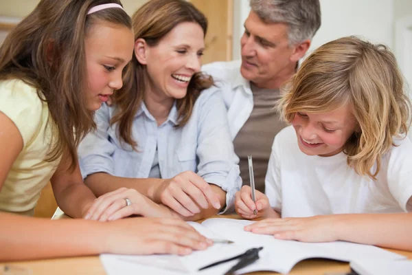 Fratelli ottenere aiuto con i compiti dai genitori — Foto Stock