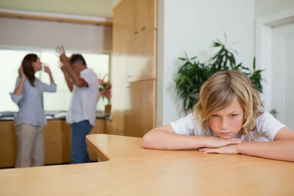 Çocuk ebeveyn kavga hakkında üzücü — Stok fotoğraf