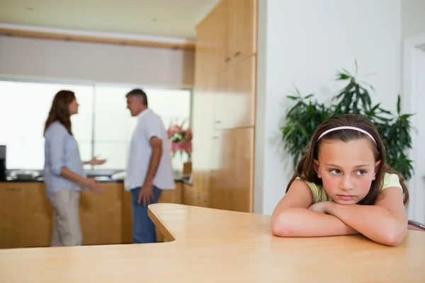 Chica triste escuchando a los padres luchando — Foto de Stock