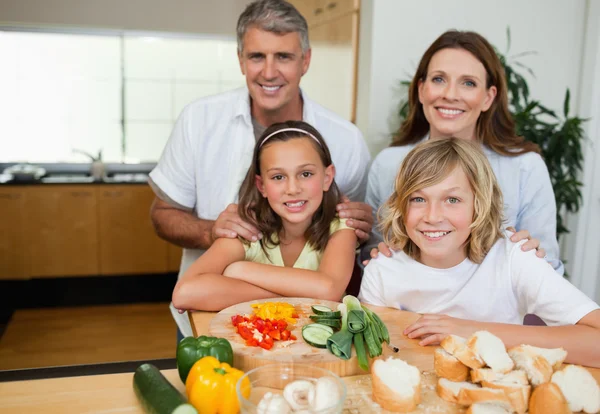 Glad familj att göra smörgåsar — Stockfoto