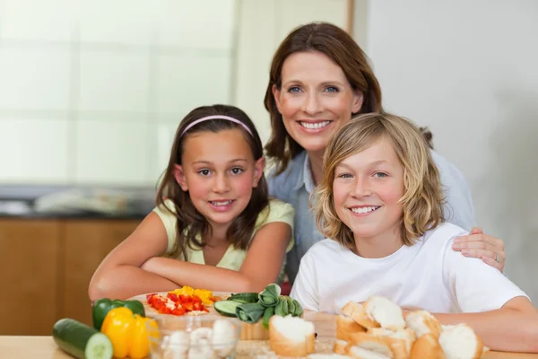 Siblings and mother making sandwiches — Stock Photo, Image