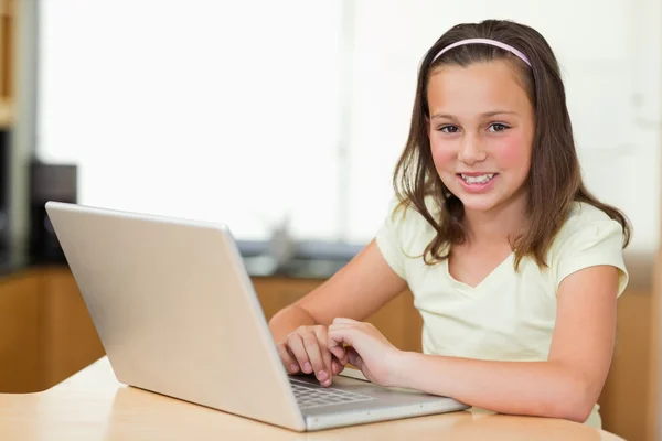 Leende flicka med bärbar dator — Stockfoto