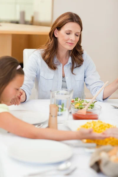Aile akşam yemeği için dua — Stok fotoğraf