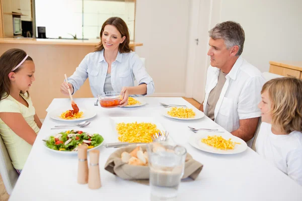 Mutter serviert Familie Abendessen — Stockfoto