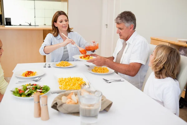 Femme servant le dîner à la famille — Photo