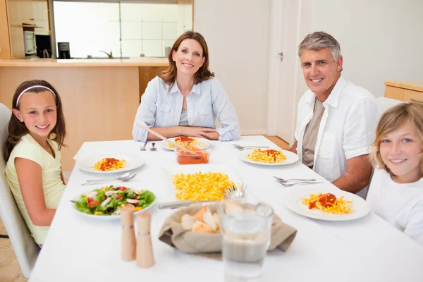 Familjen äter middag — Stockfoto