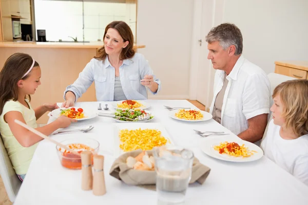 Aile akşam yemeği için oturma — Stok fotoğraf