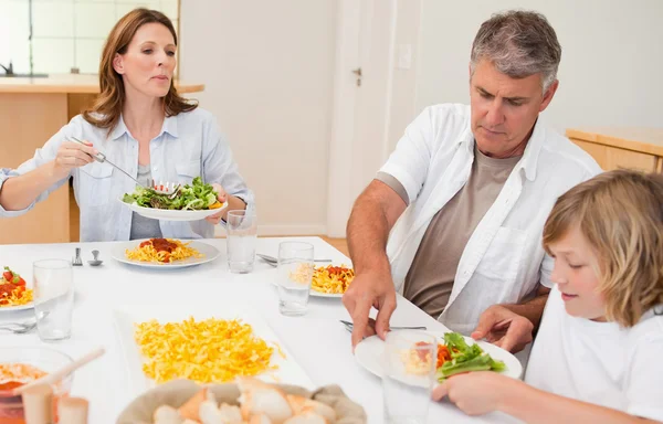 Familjen börjar middag — Stockfoto