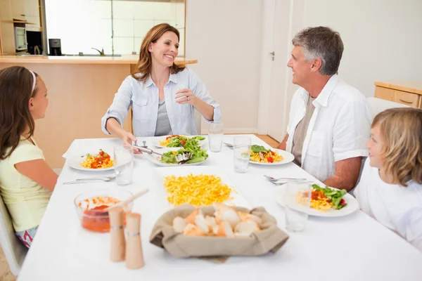 Veselá rodina u jídelního stolu — Stock fotografie
