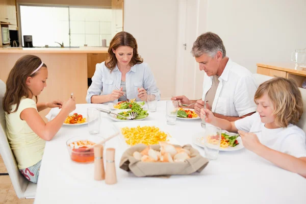 La famiglia ha iniziato a cenare — Foto Stock