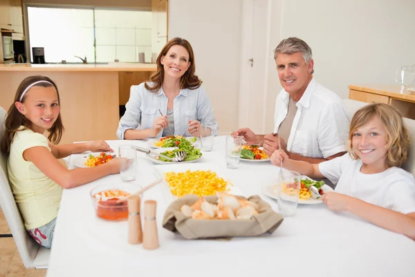Leende familj äter middag — Stockfoto