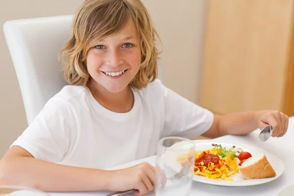 Sorrindo menino jantando — Fotografia de Stock