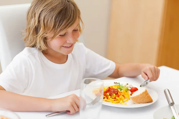 Pojke som äter middag — Stockfoto