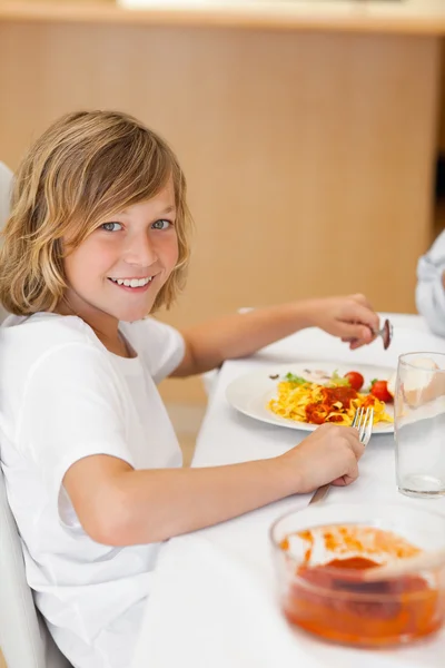 Vista lateral del niño sonriente en la mesa de la cena —  Fotos de Stock