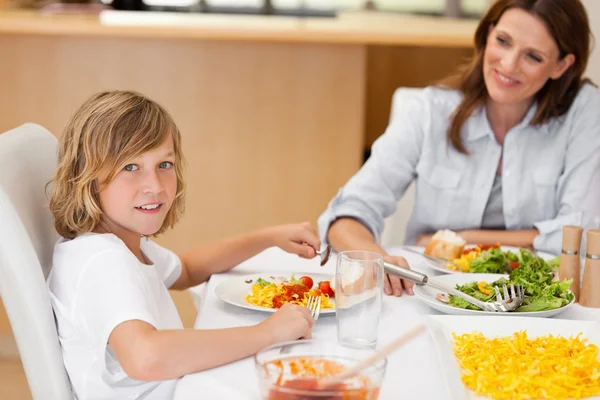 Boční pohled na chlapce, který seděl u jídelního stolu — Stock fotografie