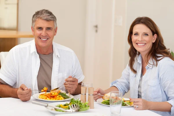 Χαμογελαστά ζευγάρι που έχοντας το γεύμα — Φωτογραφία Αρχείου