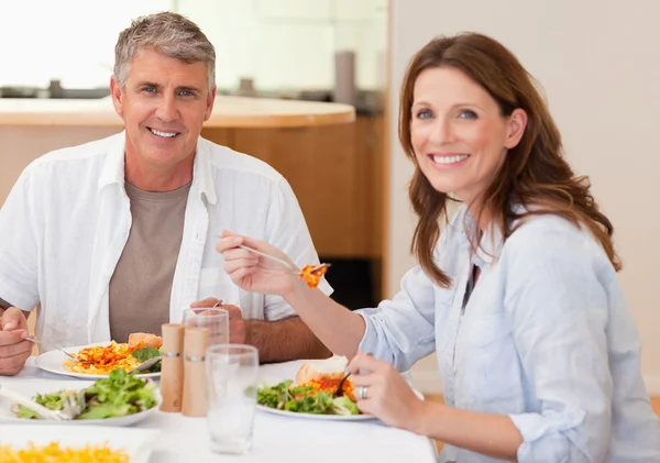 夕食を食べて笑顔のカップル — Stockfoto