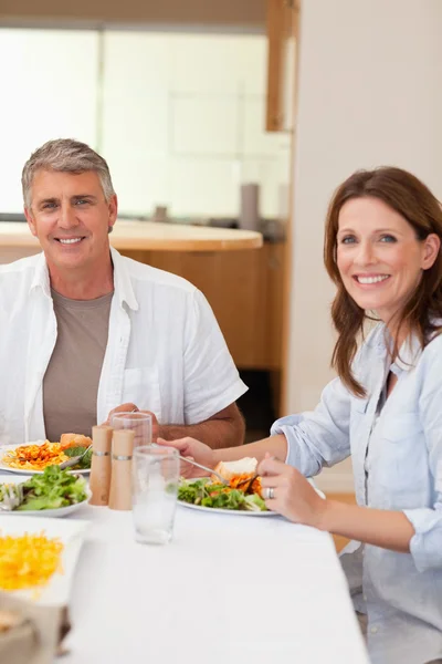 Lyckliga paret äter middag — Stockfoto