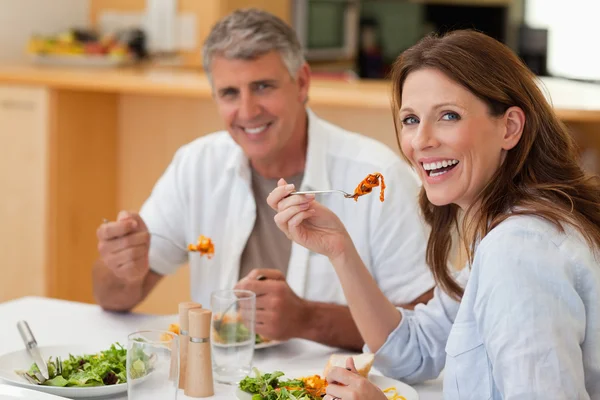 Riendo pareja comiendo la cena — Foto de Stock