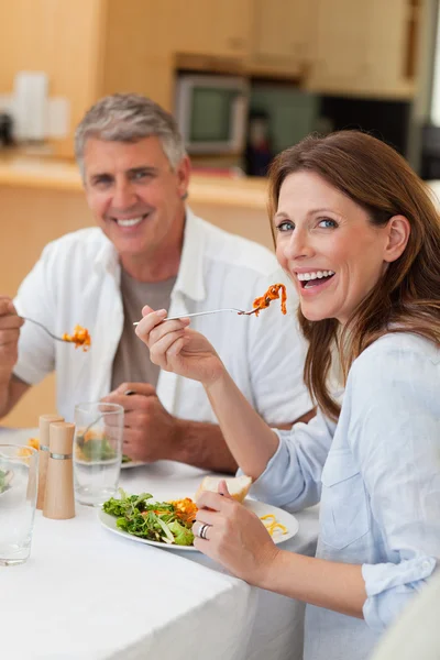 Happy couple eating dinner together — Stock Photo, Image