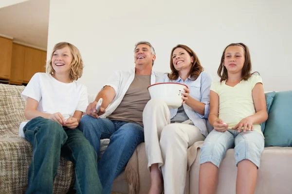 Οικογένεια στον καναπέ βλέποντας τηλεόραση — Φωτογραφία Αρχείου