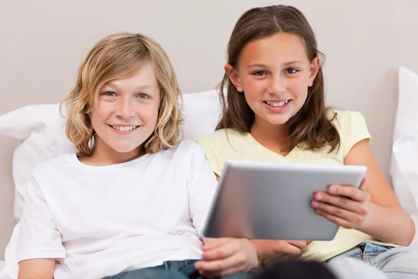 Brother and sister using tablet — Stock Photo, Image