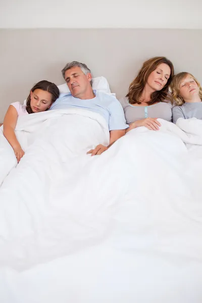 Семья спит в спальне — стоковое фото