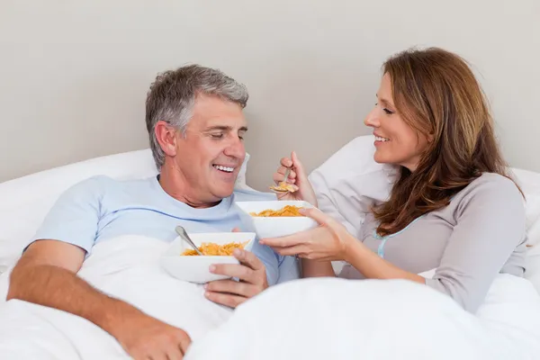 Mogna par äter frukost i sängen — Stockfoto