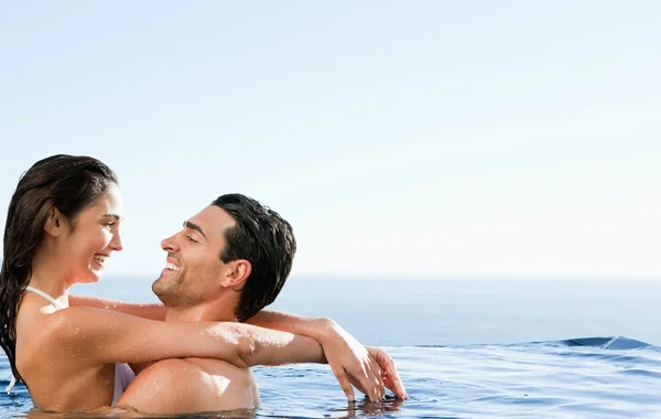 Couple embracing in the pool — Stock Photo, Image