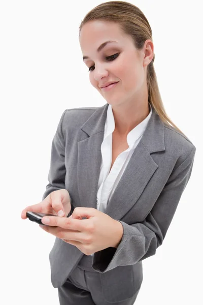 Retrato de una mujer de negocios usando un smartphone — Foto de Stock