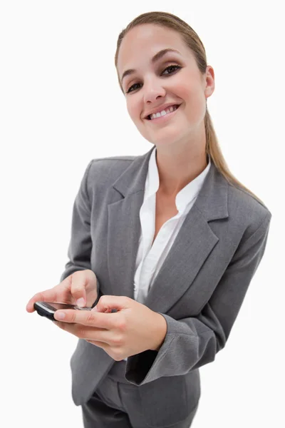 Портрет улыбающейся деловой женщины с помощью смартфона — стоковое фото