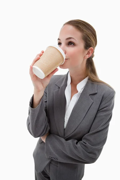 Bir paket servisi olan restoran kahve içmek işkadını portresi — Stok fotoğraf