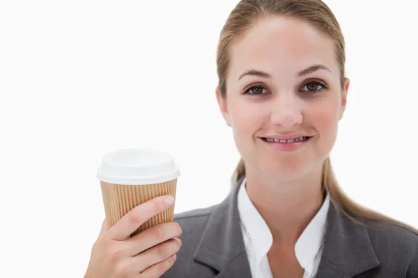 Affärskvinna som innehar en takeaway-kaffe — Stockfoto