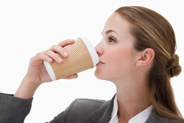 Businesswoman drinking a takeaway coffee — Stock Photo, Image