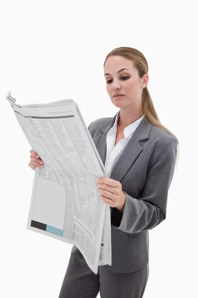 Retrato de uma mulher de negócios lendo as notícias — Fotografia de Stock
