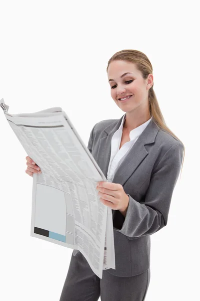 Portrait of a smiling businesswoman reading the news — Stock Photo, Image