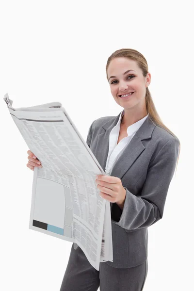 Retrato de uma mulher de negócios feliz lendo as notícias — Fotografia de Stock