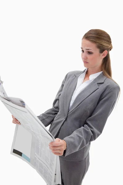Porträtt av en förvånad affärskvinna läsa nyheter — Stockfoto