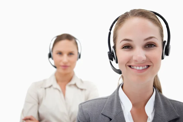 Operadores sorridentes com fones de ouvido — Fotografia de Stock