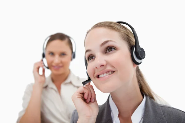 Operadores sorridentes usando fones de ouvido — Fotografia de Stock