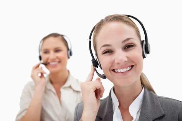 Operadores felizes usando fones de ouvido — Fotografia de Stock