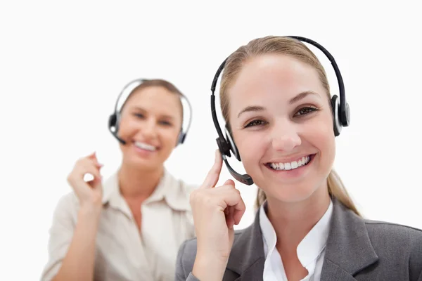 Operadores alegres usando fones de ouvido — Fotografia de Stock